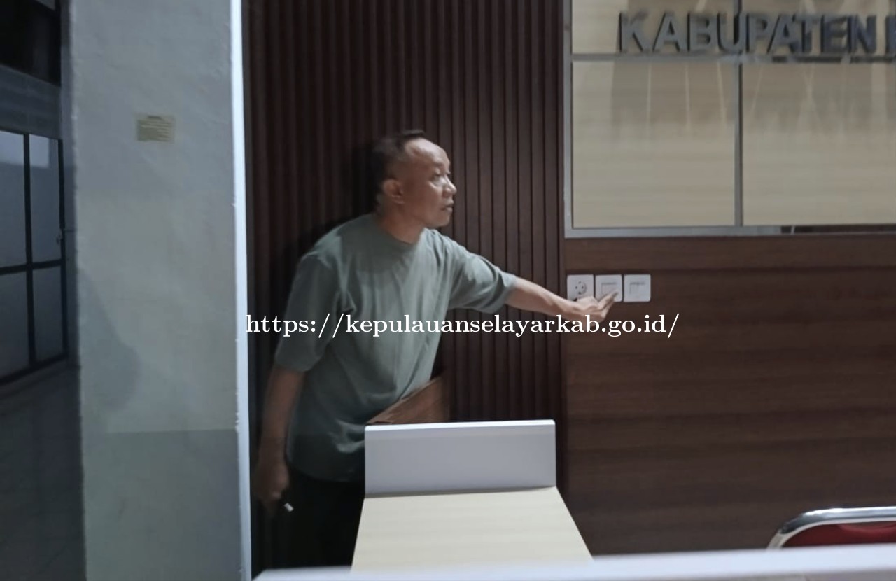 Bupati Natsir Ali Lakukan Sidak Malam dan Matikan Lampu Berlebihan di OPD