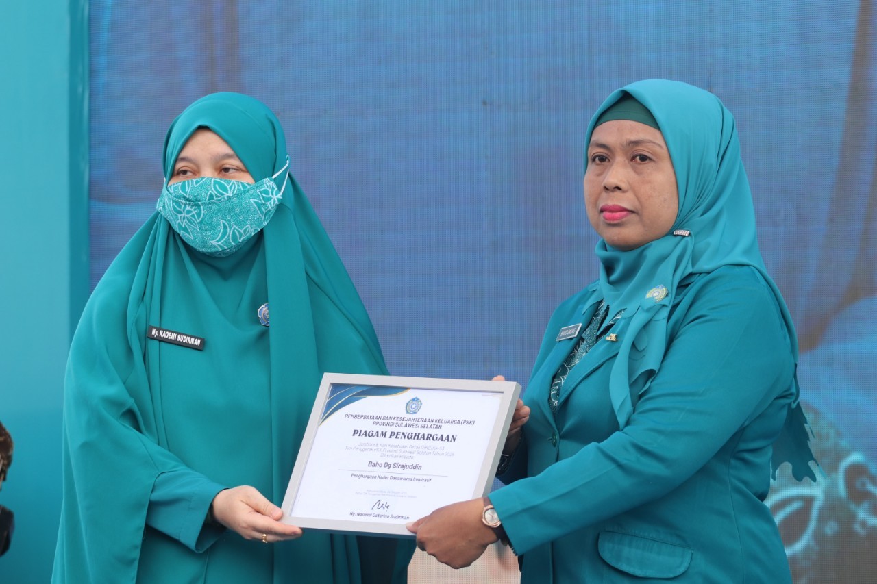 Mengabdi 23 Tahun, Baho Daeng raih Penghargaan dan Pin Emas PKK Sulsel