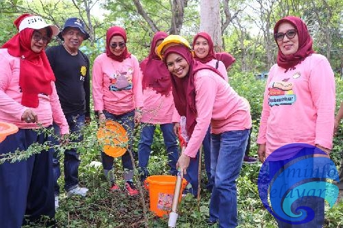 Jajaran Pengurus DWP Selayar Lakukan Aksi Tanam Pohon dan Bersih Pantai di Tamamelong