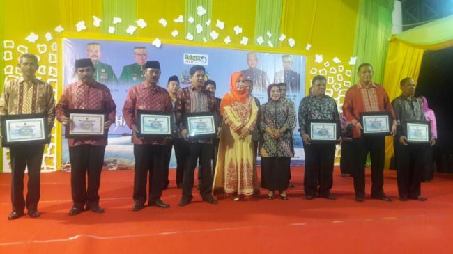 Ketua FKS Selayar Serahkan Piagam Penghargaan Kepada Kecamatan, Desa dan Kelurahan Sehat Terbaik