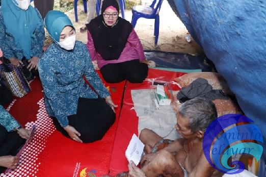 Ketua TP. PKK Kepulauan Selayar Serahkan Bantuan Kepada Korban Kebakaran di Dusun Muntea