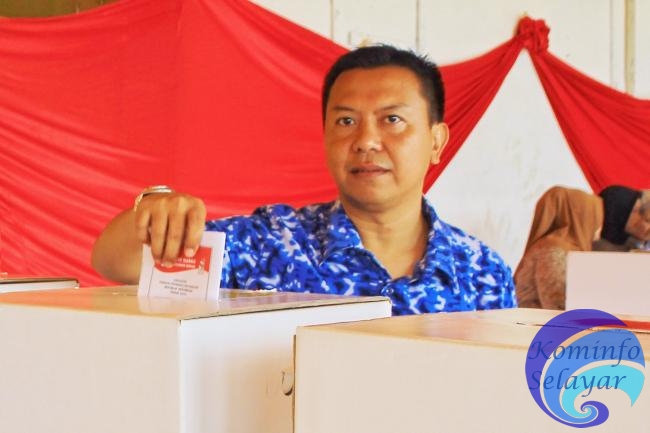 Pemilu 2019, Bupati dan Ketua TP PKK Kabupaten Kepulauan Selayar Mencoblos di TPS 001 Kelurahan Benteng 