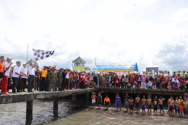 Wabup Kepulauan Selayar Lepas Peserta Renang Massal dan Tangkap Bebek, Ini Nama Pemenangnya 