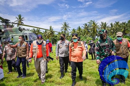 Langsung dari Lokasi Terdampak Gempa di Pulau Bonerate Selayar, Plt Gubernur Sulsel Serahkan Bantuan Pemulihan Pasca Bencana