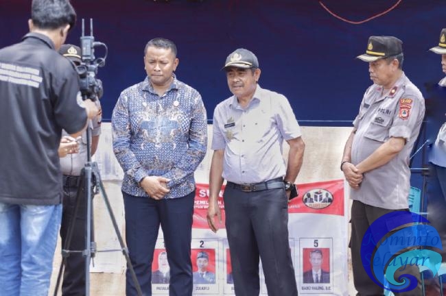 Pantau Pilkades Serentak, Asisten Administrasi dan Kadis PMD bersama Wakapolres Turun ke TPS